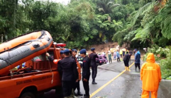 Jenazah Korban Longsor Jalan Sumbar-Riau Tiba di Batusangkar