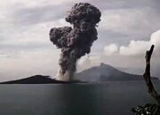 Gunung Anak Krakatau Lontarkan Abu sampai 1000 Meter