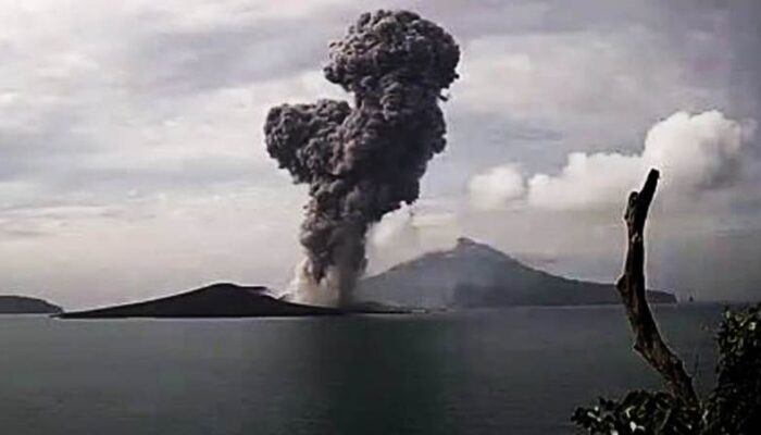 Gunung Anak Krakatau Lontarkan Abu sampai 1000 Meter