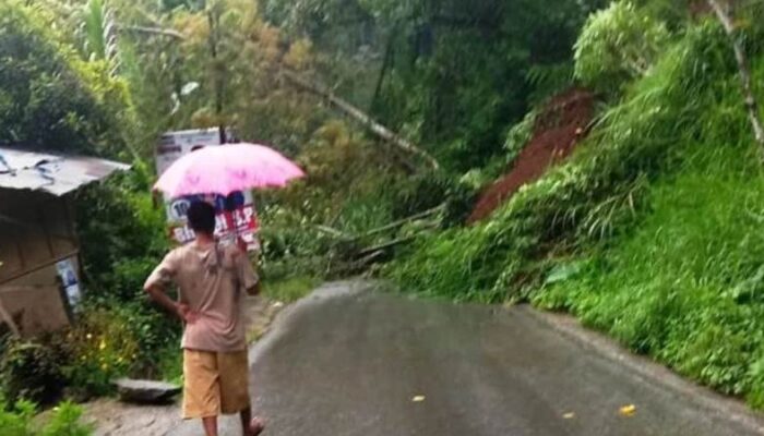 Hujan Deras, Sejumlah Titik Jalan Menuju Batusangkar Ditutupi Longsor