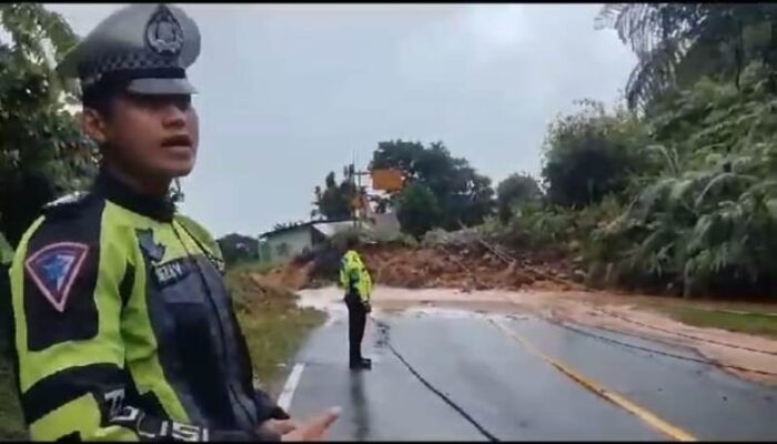 Jalan Nasional Sumbar-Riau Putus, Polisi Anjurkan Via Kiliranjao