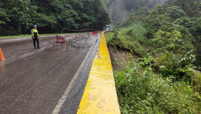 Pondasi Jalan di Tanjakan Singgalang Kariang Rusak