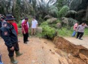 MDMC Sumbar Bagikan Nasi Bungkus, Kapolres Temukan Fakta Penyebab Banjir