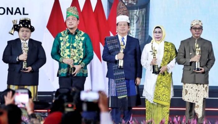 Bupati Simalungun Raih Penghargaan Anugerah PWI 2024