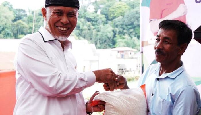 Gubernur Serahkan Bantuan Pangan untuk Ribuan Korban Marapi