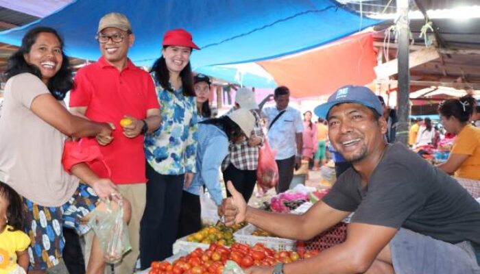 Berbelanja di Pasar Lumbanjulu, Bupati Berintegrasi dengan Warga