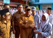 Walikota Serahkan 39 Lembar KTP kepada Siswa SMKN 2 Padang