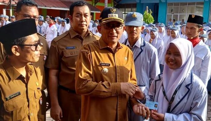 Walikota Serahkan 39 Lembar KTP kepada Siswa SMKN 2 Padang