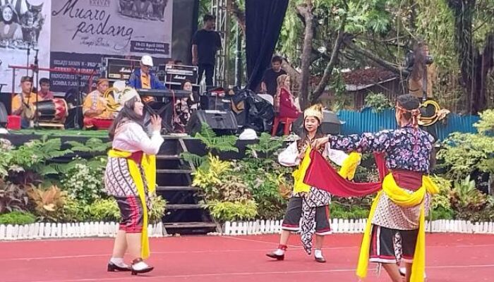 Keragaman Budaya Semarakkan Festival Muaro Padang