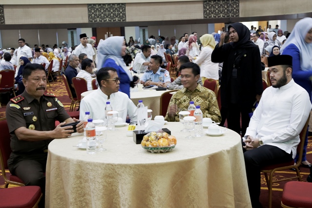Ketua Partai NasDem Sumbar Fadly Amran, duduk satu meja dengan Ganefri bersama beberapa pejabat daerah, di acara Halal Bilhalala UNP.(kiprahkita.com)