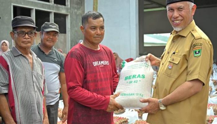 Gubernur Sumbar Antarkan 1.400 Paket Sembako ke Pessel