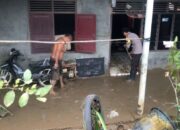 Polisi Bantu Bersihkan Rumah Warga Usai Diterjang Banjir