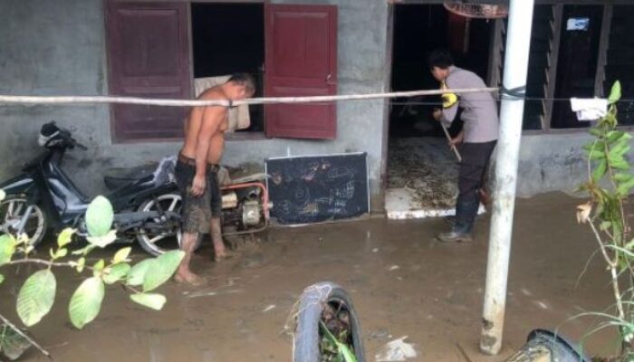 Polisi Bantu Bersihkan Rumah Warga Usai Diterjang Banjir