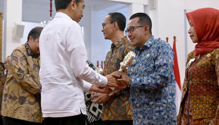 Intan Pengasih Antarkan Tanah Datar Terima TPID Award